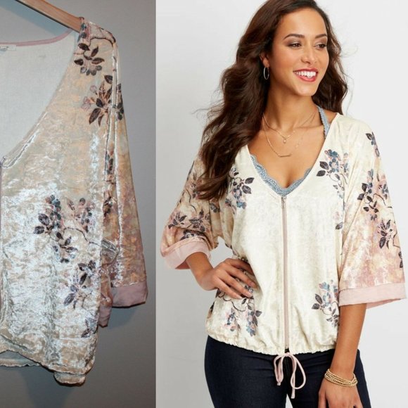 Maurices Tops - Maurices Zip Front Velvet Kimono in Floral Print Size 0 / 1X 0X 1X HW7039